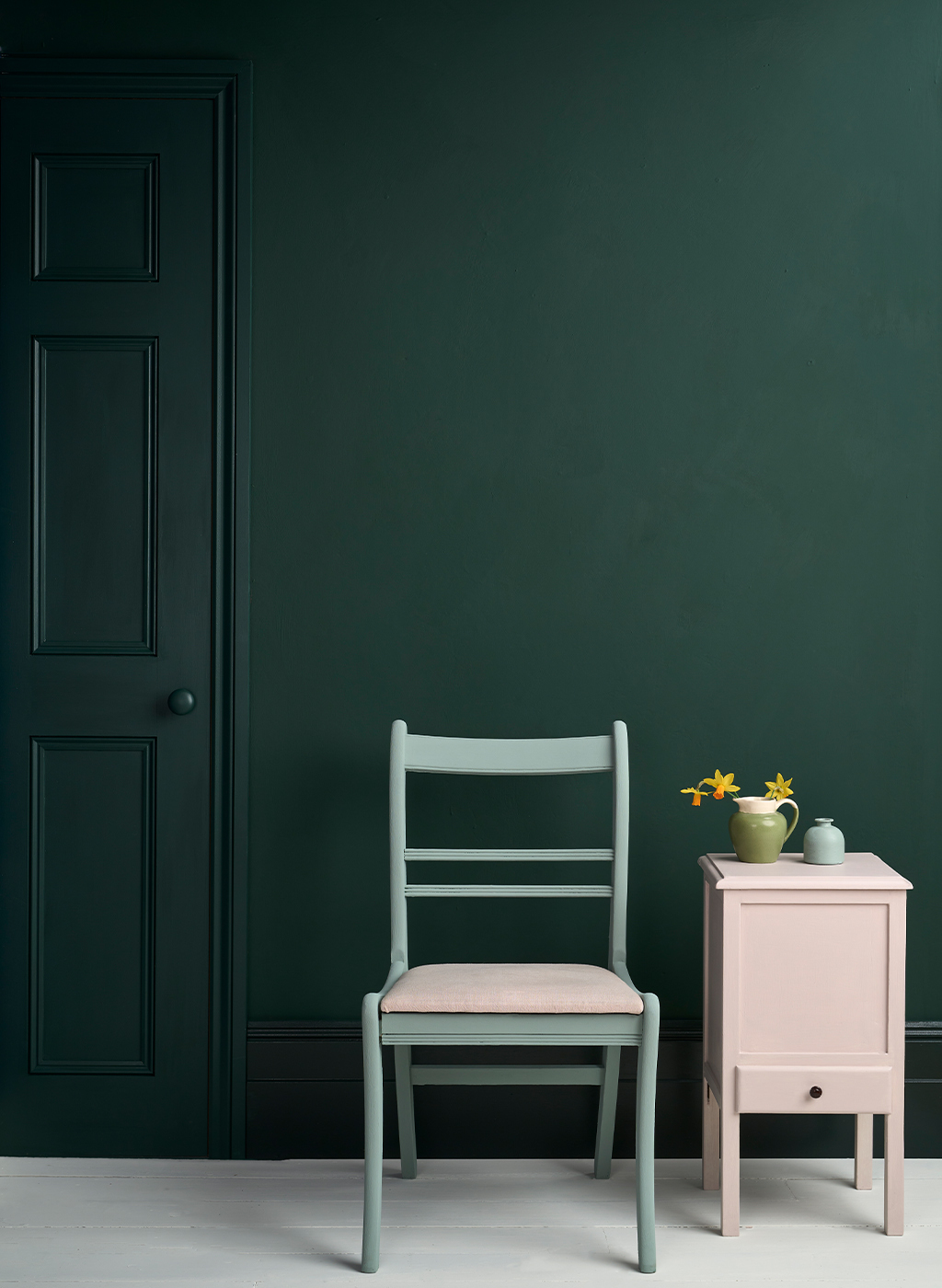Satin Paint Knightsbridge Green mit Möbel bei Farbwerkstatt