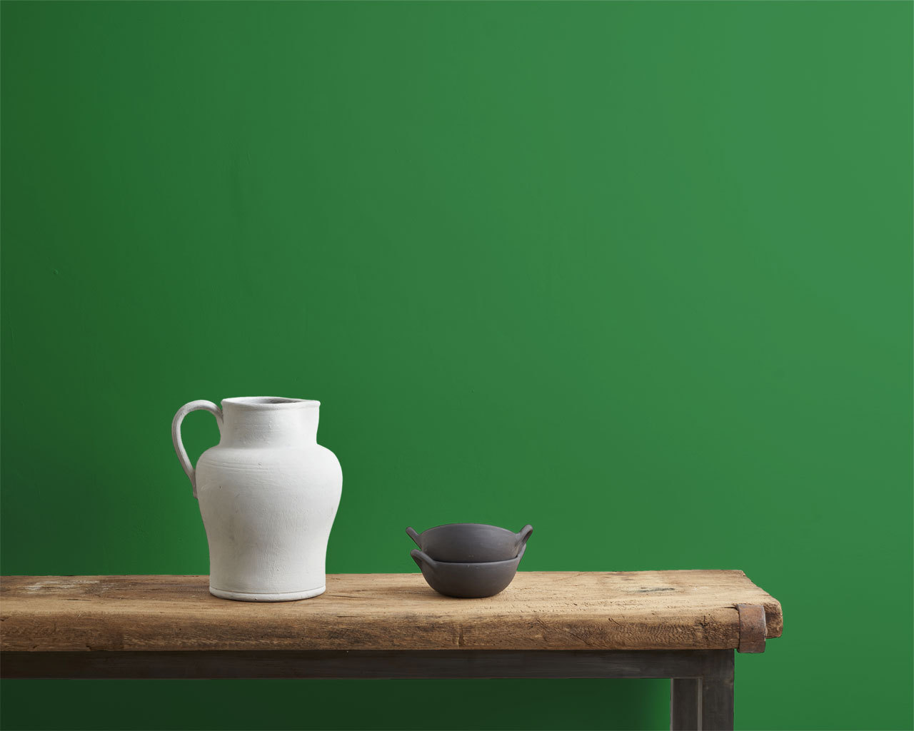 Schrinkle_green-Wall-Paint_White-and-Black-pot_Wandfarbe
